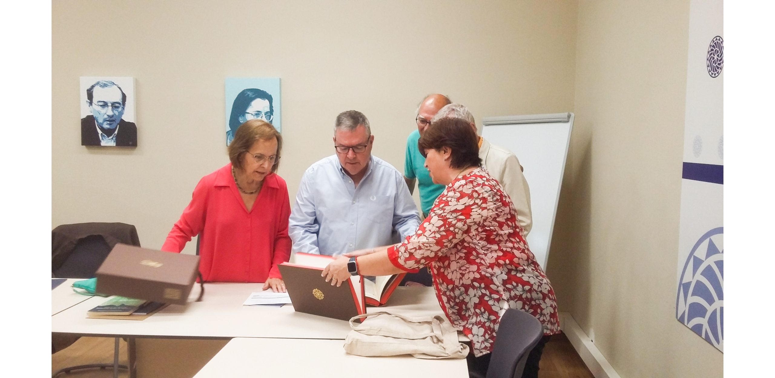 L’Academia Valenciana de la Llengua (AVL) y l’Academia de la Llingua Asturiana (ALLA) alcuéntrense n’Uviéu y tracen llinies de collaboración
