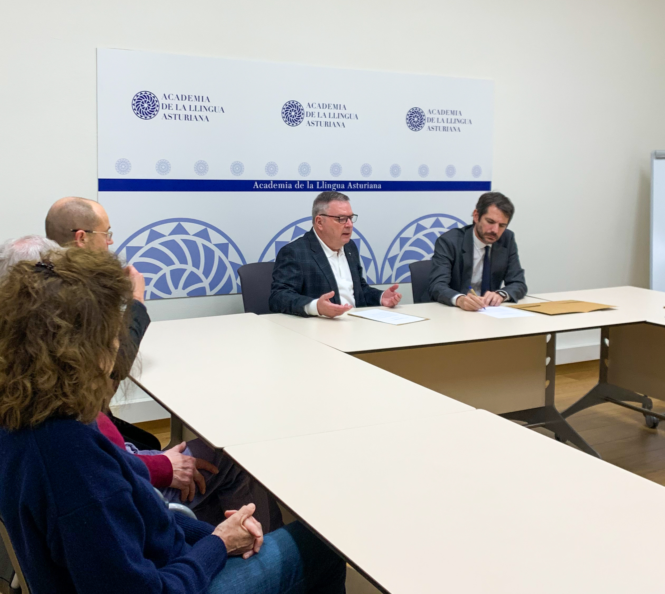 El Ministru de Cultura visita l’ALLA, que-y apurre dalgunes propuestes  de política llingüística estatal