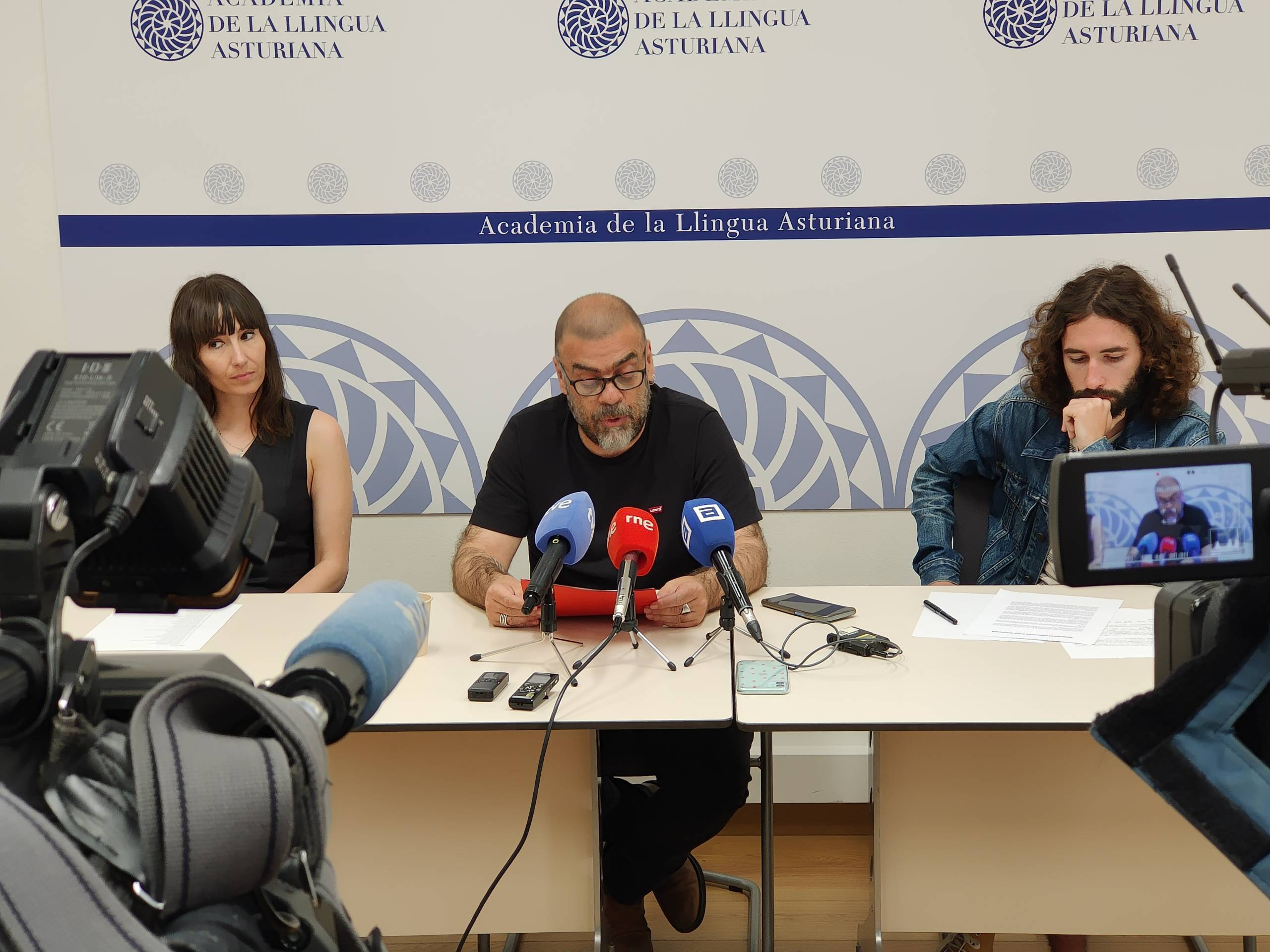 Les y los direutores de cine d’Asturies presentaron esta mañana na ALLA’l so Manifiestu pola Oficialidá.